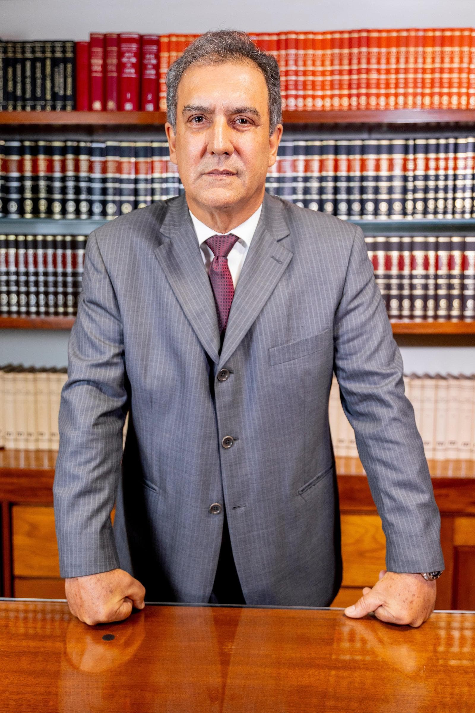 Nestor Ferreira Filho, fundador da banca, na biblioteca do escritório